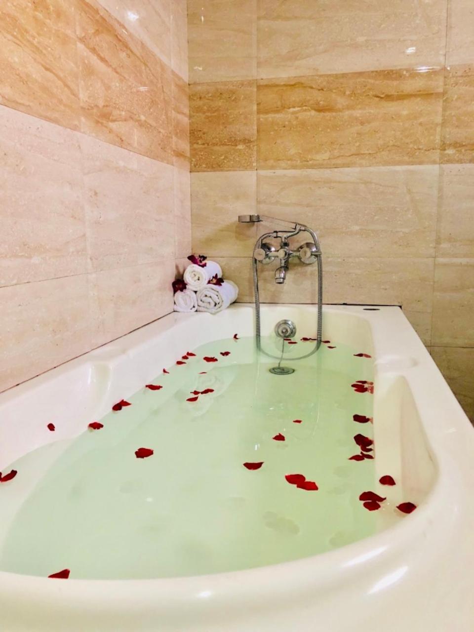 Hotel Prag Continental Gauháti Kültér fotó