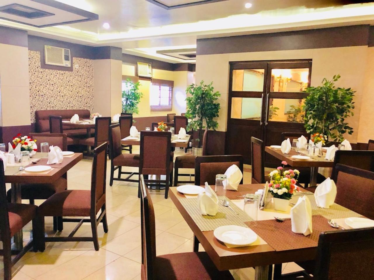 Hotel Prag Continental Gauháti Kültér fotó